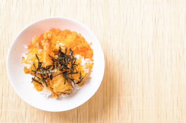 karides tempura pirinç kase karides yumurta ve yosun - Japon gıda tarzı