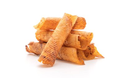 Beyaz arka planda izole edilmiş çıtır çıtır kalamar ruloları.