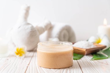 Ahşap zemin üzerine kurulmuş kaplıca tedavileri - Güzellik konsepti