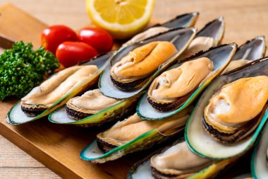 malzemelerle ahşap tahta üzerinde taze midye