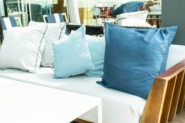 Kanepe dekorasyon açık veranda üzerinde rahat yastık