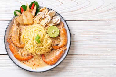 Baharatlı karides spagetti makarna (Tom Yum Goong) - İtalyan Füzyon gıda tarzı