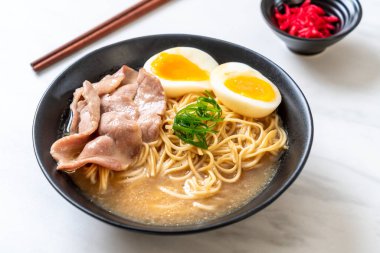 domuz eti ve yumurta - Japon tarzı ile TONKOTSU ramen erişte