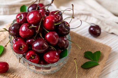 Ahşap arka planda taze kirazlar