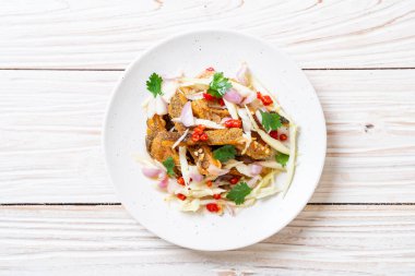 Baharatlı salatalı gevrek gourami balığı. Asya usulü.