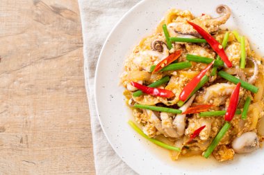 Karıştırılmış kalamar ya da tuzlu yumurtalı ahtapot - Asya deniz ürünleri tarzı