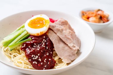Bibim naengmyeon - Kore soğuk noodles ramen