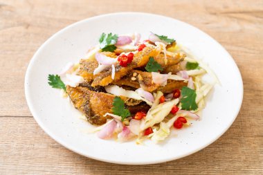 Baharatlı salatalı gevrek gourami balığı. Asya usulü.