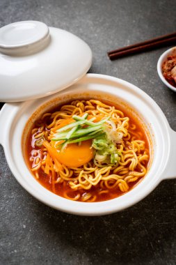 Yumurta, sebze ve kimchi ile Kore usulü baharatlı hazır erişte.