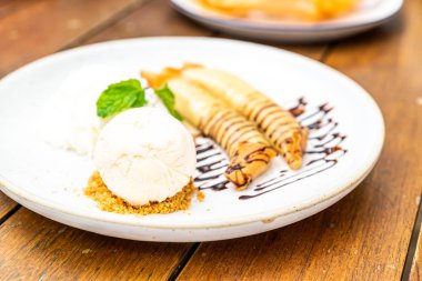 Vanilyalı dondurma Cafe Restaurant şanti krema ve muz krep ile