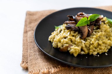 Pesto ve peynir ile ev yapımı Mantarlı Risotto