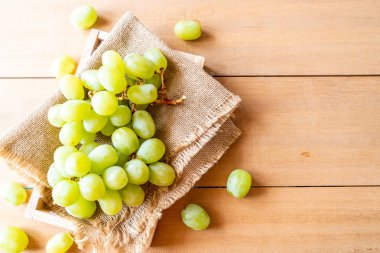 ahşap arka plan üzerinde taze yeşil üzüm