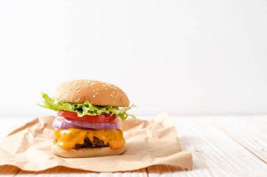 taze lezzetli biftek burger peynir ve patates kızartması ahşap arka plan üzerinde