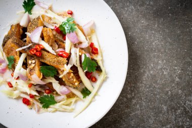 Baharatlı salatalı gevrek gourami balığı. Asya usulü.