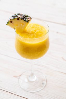 Tahta masada taze ananas suyu bardağı - Sağlıklı içecek