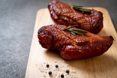 Kızarmış ördek göğsü ahşap tahta üzerinde