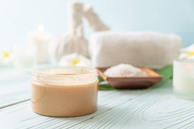 Ahşap zemin üzerine kurulmuş kaplıca tedavileri - Güzellik konsepti