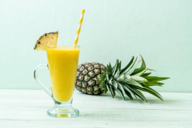 Tahta masada taze ananas suyu bardağı - Sağlıklı içecek