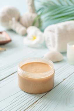 Ahşap zemin üzerine kurulmuş kaplıca tedavileri - Güzellik konsepti