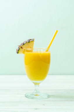 Tahta masada taze ananas suyu bardağı - Sağlıklı içecek