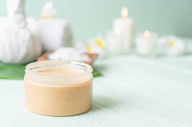 Ahşap zemin üzerine kurulmuş kaplıca tedavileri - Güzellik konsepti