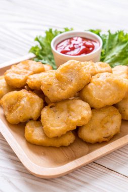 Soslu tavuk nugget, sağlıksız yemek.