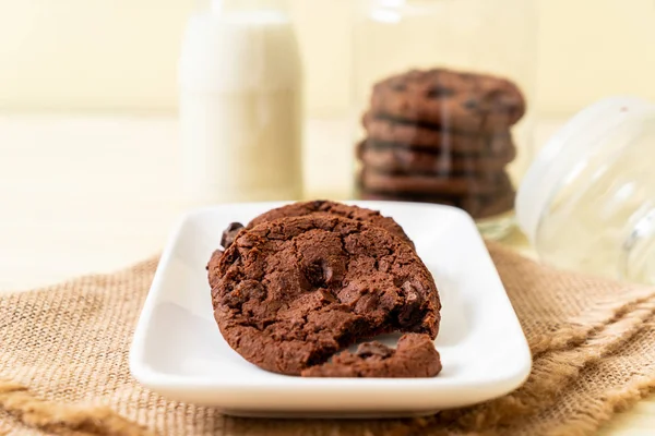 Galletas Chocolate Con Chispas Chocolate Sobre Fondo Madera — Foto de Stock