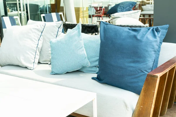 Kanepe dekorasyon açık veranda üzerinde rahat yastık