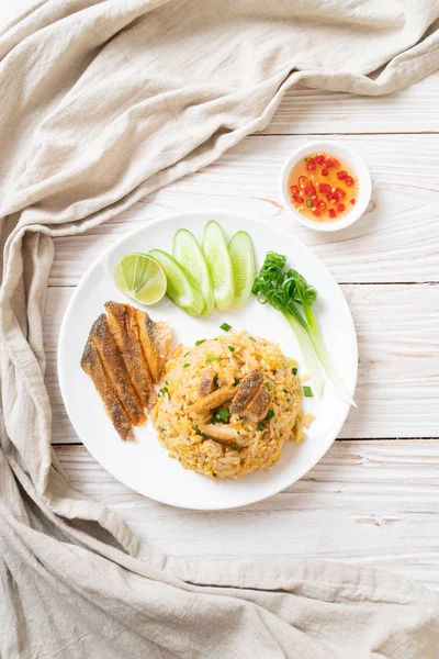 Nasi Goreng Dengan Ikan Gourami Renyah Gaya Makanan Asia — Stok Foto