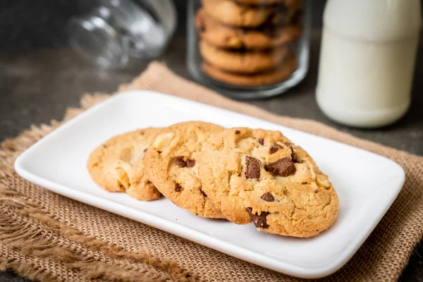 Biscoitos Com Lascas Chocolate Fundo Madeira — Fotografia de Stock