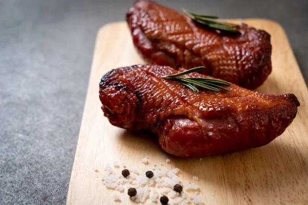 Kızarmış ördek göğsü ahşap tahta üzerinde