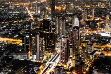 Güzel şehir mimarisi ve Bangkok cityscape Tayland gece bina
