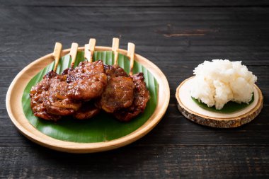 Beyaz pilavlı ızgara süt domuzu. Tayland sokak yemeği tarzı.