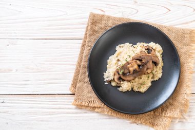 Mantar ve peynir ile ev yapımı risotto