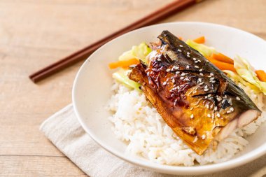 saba balık tepesinde tabağı - Japon tarzı üzerinde teriyaki soslu ızgara