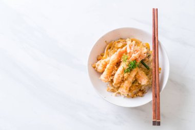 kızarmış karides tempura üzerinde beyaz surat - Japon yemekleri stil tepesinde