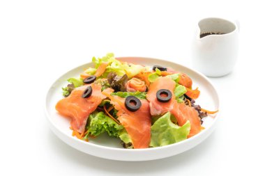Beyaz arka plan üzerinde - sağlıklı gıda tarzı izole füme somon salata