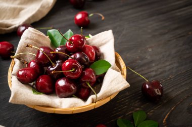 Ahşap arka planda taze kirazlar