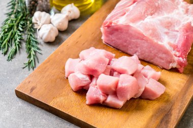 taze domuz ham filetosu ahşap tahta üzerinde