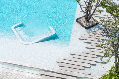 Havadan görünümü güzel lüks otel yüzme havuzu çare ile bir yürüyüş yolu