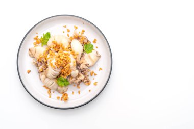 Kızarmış kalamar ve ahtapot beyaz arka plan üzerinde izole sarımsak ile