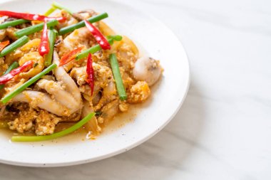 Karıştırılmış kalamar ya da tuzlu yumurtalı ahtapot - Asya deniz ürünleri tarzı