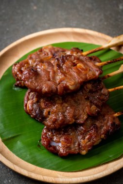Beyaz pilavlı ızgara süt domuzu. Tayland sokak yemeği tarzı.
