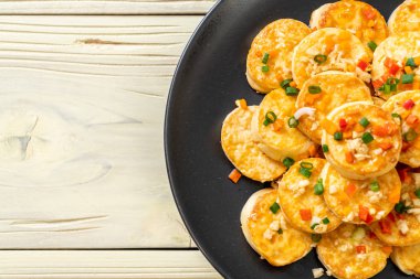 Sahanda yumurta yumuşak tofu sarımsak - sağlıklı, vegan ve sebze gıda tarzı