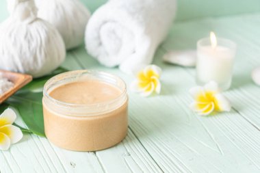 Ahşap zemin üzerine kurulmuş kaplıca tedavileri - Güzellik konsepti