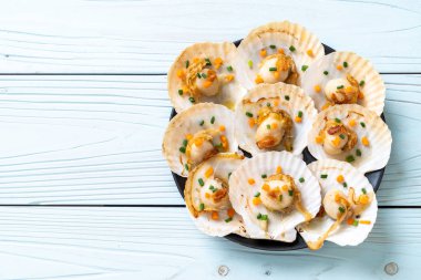 Kızarmış deniz tarağı, tereyağı ve sarımsak.