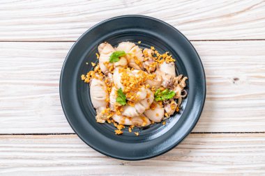 Kızarmış kalamar ya da tabakta sarımsak olan ahtapot.