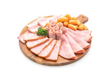 pastırma, sosis, jambon füme ve beyaz arka plan üzerinde izole Barbekü domuz pastırması