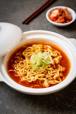 kimchi - Kore yemeği tarzı ile Kore baharatlı anlık erişte