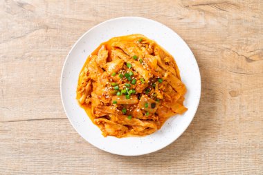 Kore usulü kimchi ile kızartılmış domuz eti.